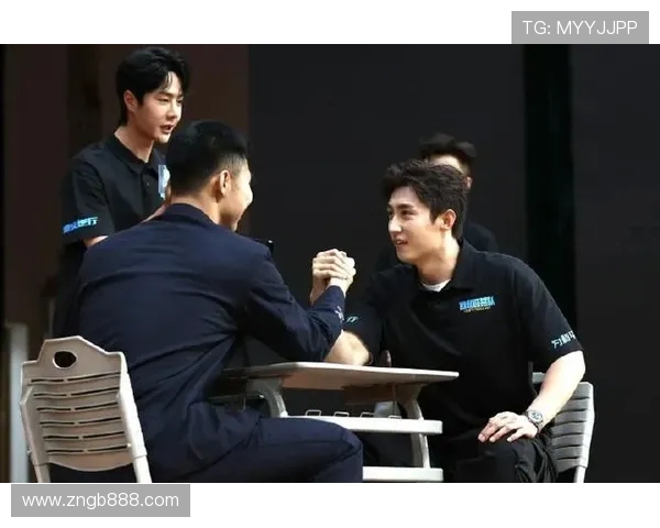 王一博担任裁判对决黄景瑜！维和防暴队路演掰手腕引全网热议